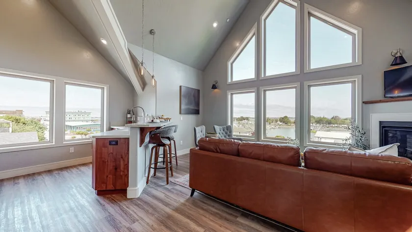 Gorgeous views: Suite by the Bay Old Town Eureka - Image 1