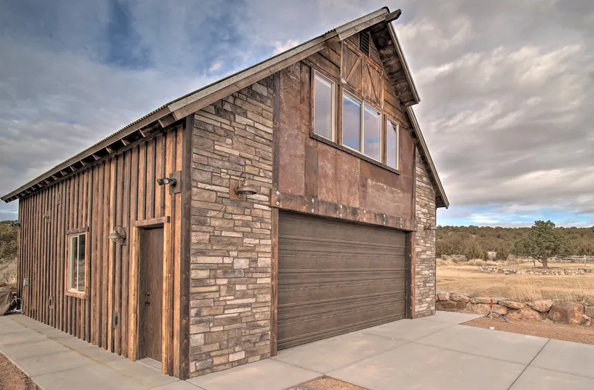 Custom Studio Apartment with Mountain Views and Garage Parking! - Image 1
