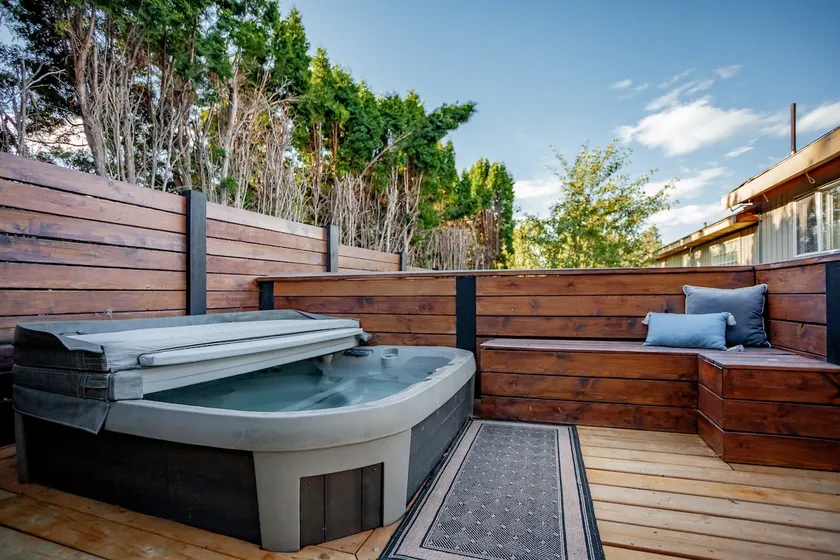 3 bdrm suite w/ rooftop patio, fire table & sauna+ - Image 1