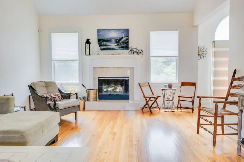 Bright, Newer Home Close to Beach & Greenport Town - Image 1