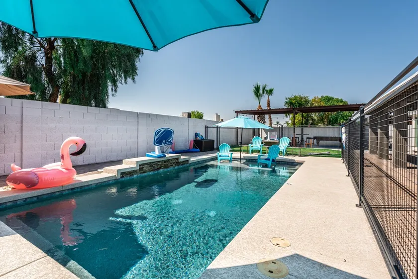 Pool w/ water lounger ledge & Fab Patio Pool Tbl - Image 1