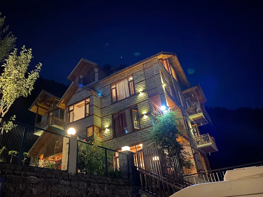 Luxury Cottage 4+1 Bedrooms on a Private Floor - Image 1