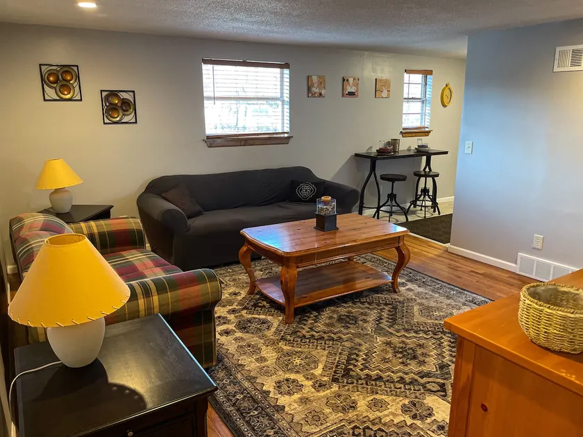 Spacious 1-Bedroom Apartment with Washer and Dryer - Image 1