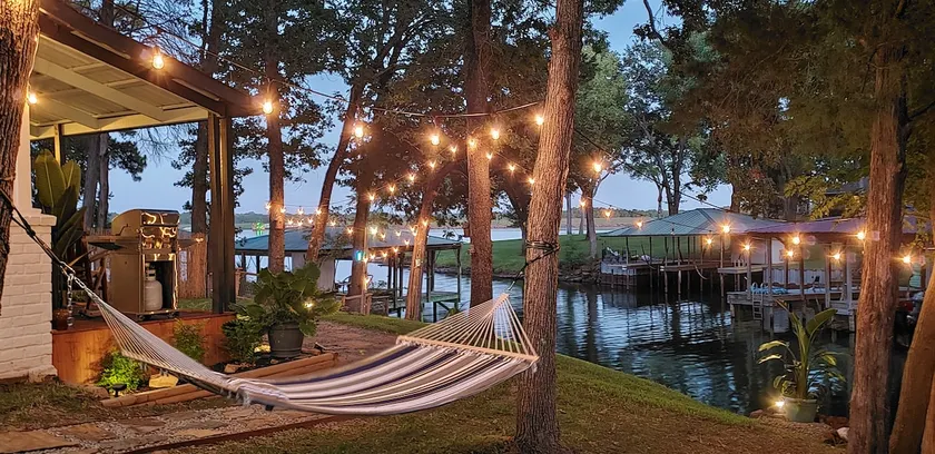 Romantic Lakefront Bungalow on Lake Palestine! - Image 1
