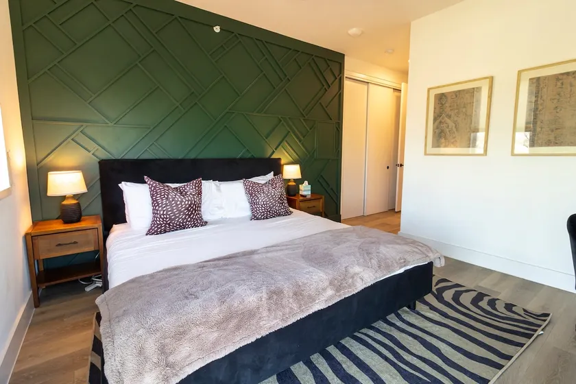 King Beds Condo by Eastside Restaurants, Airport - Image 1