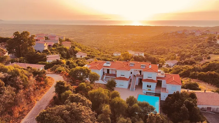 Beach Base Suite (The Bay) - Incredible Sea Views - Image 1