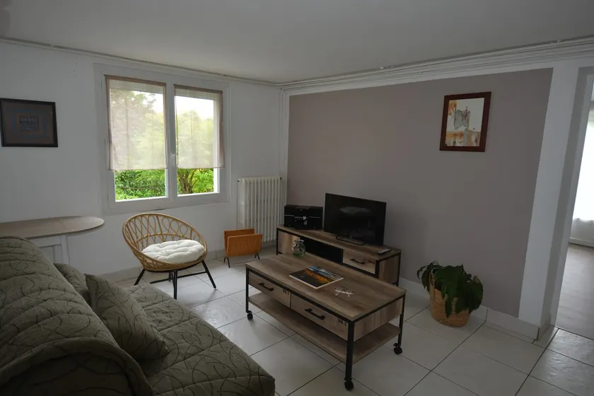Garden level apartment outside built-up area - Image 1