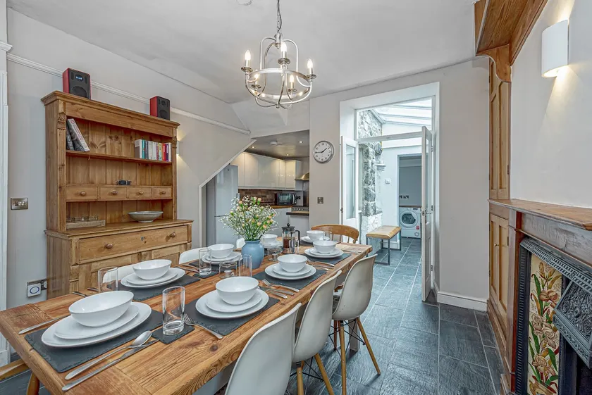 Character Townhouse in Town Centre & Superb Views - Image 1