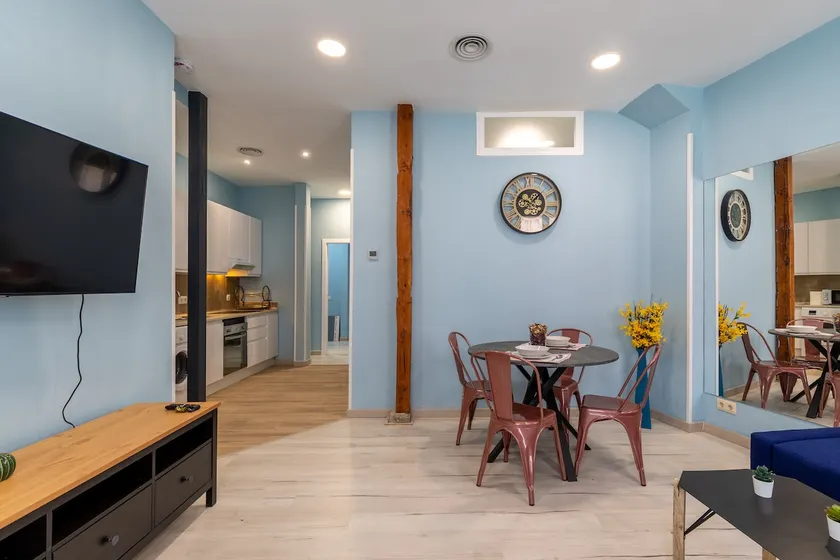 Glowing Downtown Apartment Cuatro Caminos - Image 1