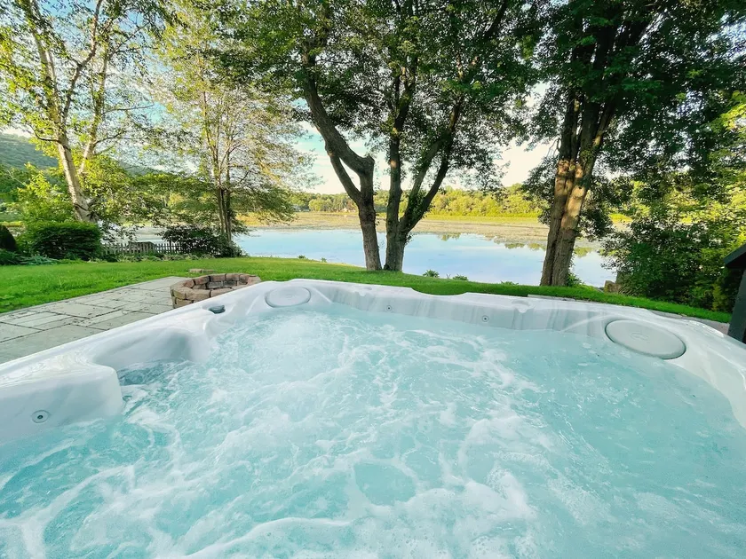 Stylish Lakeside Cottage with Hot Tub - Image 1