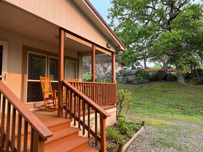 Cozy 3-bedroom home 1 mile from Lake Tenkiller - Image 1