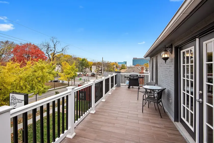 Private Penthouse +Balcony Overlooking 39th Street - Image 1