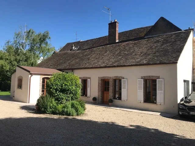 Cozy house with swimming pool and large garden, - Image 1
