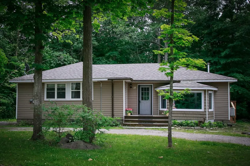 Cheerful 4-bedroom cottage in nature setting - Image 1