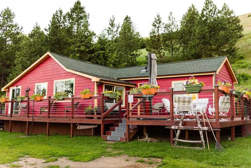 Spacious one bedroom plus Bungalow off O'Keefe Creek - Image 1