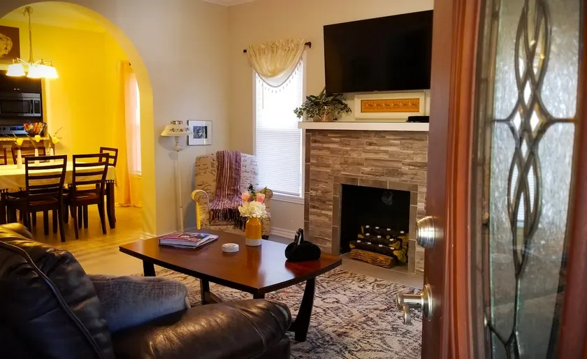 The Playhouse: Peaceful, convenient 2 bedroom - Image 1