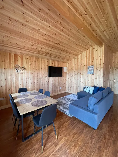 Modern 3 Bed Lodge with Netflix, WiFi & Lake Views - Image 1