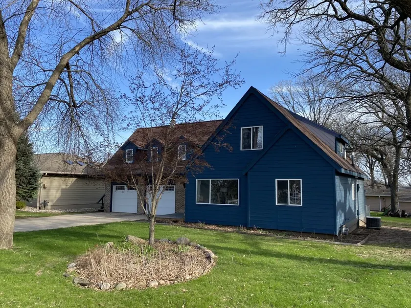 Entire modern home in Arnolds Park - Image 1