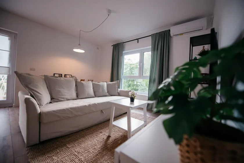 Cozy and fresh 1-bedroom apartment with balcony - Image 1