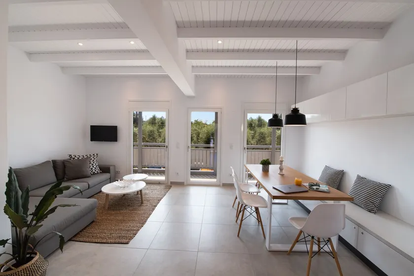 High-end Luxury Apartment & Convenient Location - Image 1