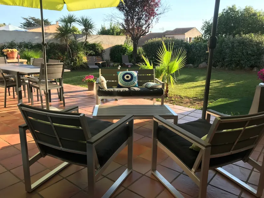 COMFORTABLE VILLA BETWEEN SEA AND POND. - Image 1
