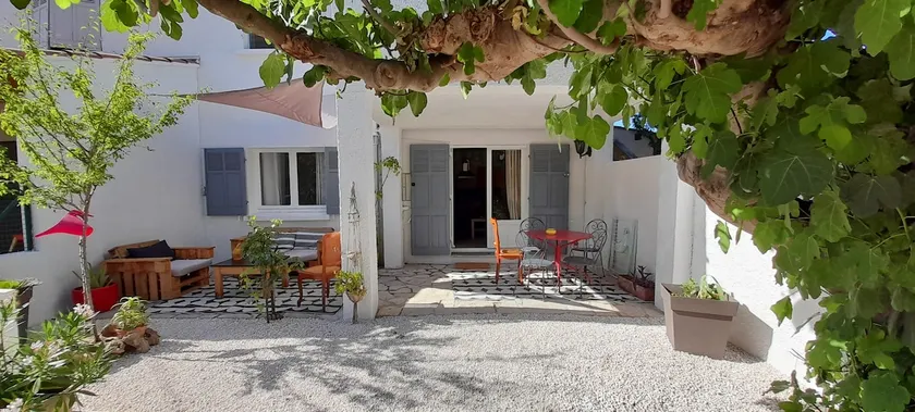 Independent apartment in detached house. - Image 1