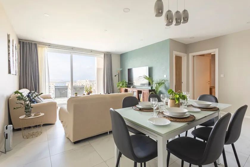 Apt close to beach & entertainment, sleeps five - Image 1
