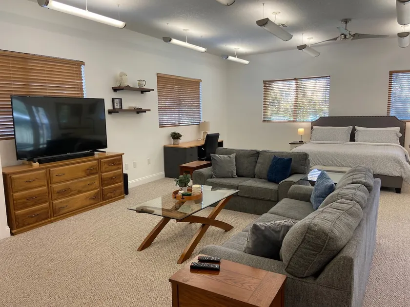 1,000 sqft Apartment on 3 Acres w/ Pool & Balcony - Image 1