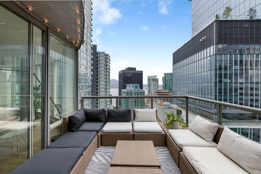 Urban Outdoor Oasis in Coal Harbour - Image 1