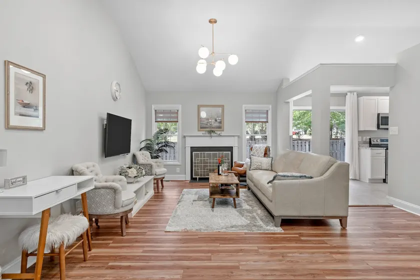 No carpet, pet free Cary home only 9mi RDU airport - Image 1