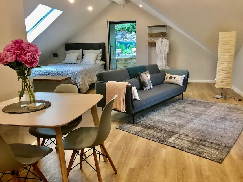 Holmfirth, self contained loft with breakfast - Image 1