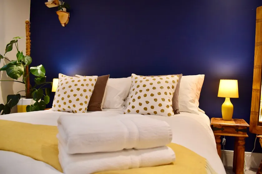 Stylish centrally-located studio with parking - Image 1