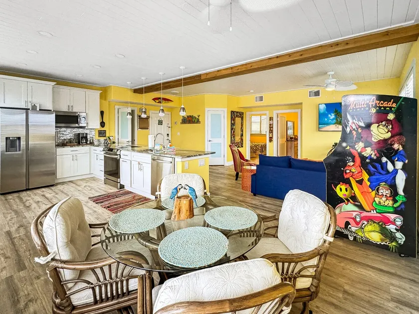 FREE DINNER🍲-2nd Floor-2BR-King-Great Location!!!! - Image 1