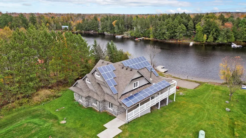 Beachfront All Season Muskoka Cottage+TeslaCharger - Image 1