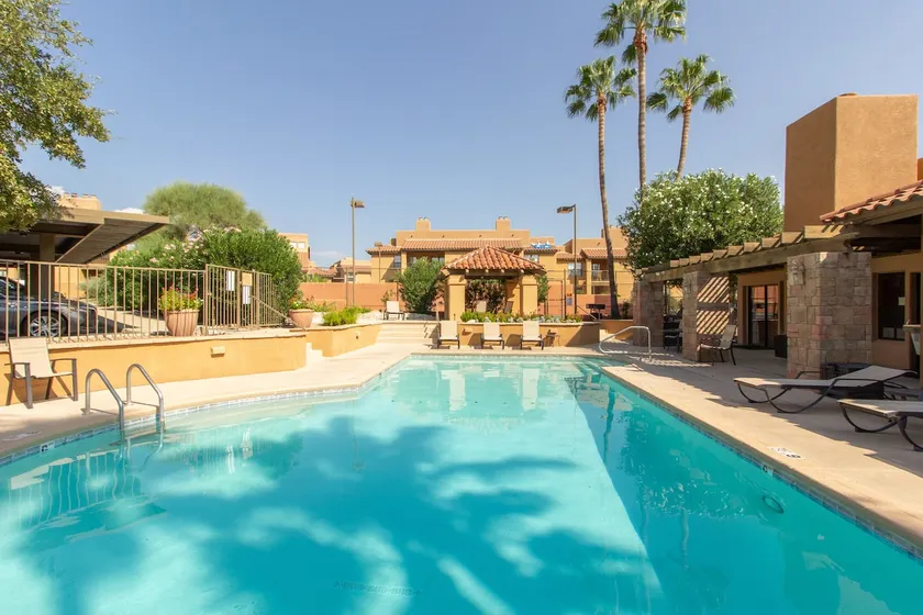 Charming 2-Bedroom Skyline Condo with Pool - Image 1