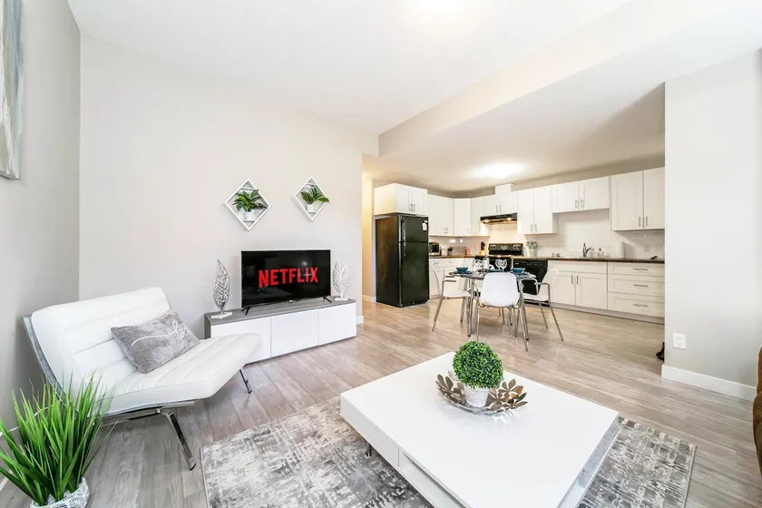 Bright Modern Suite, 2 Bed 1 Bath, w King Bed, Garage, Wifi, Netflix, Longstays - Image 1