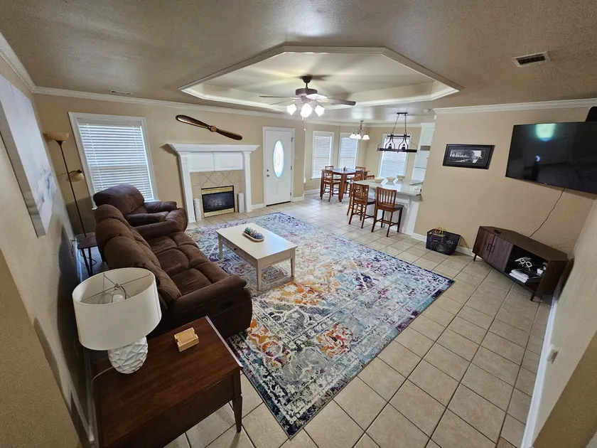Newly renovated 1550 sq ft 3bed / 2bath home - Image 1