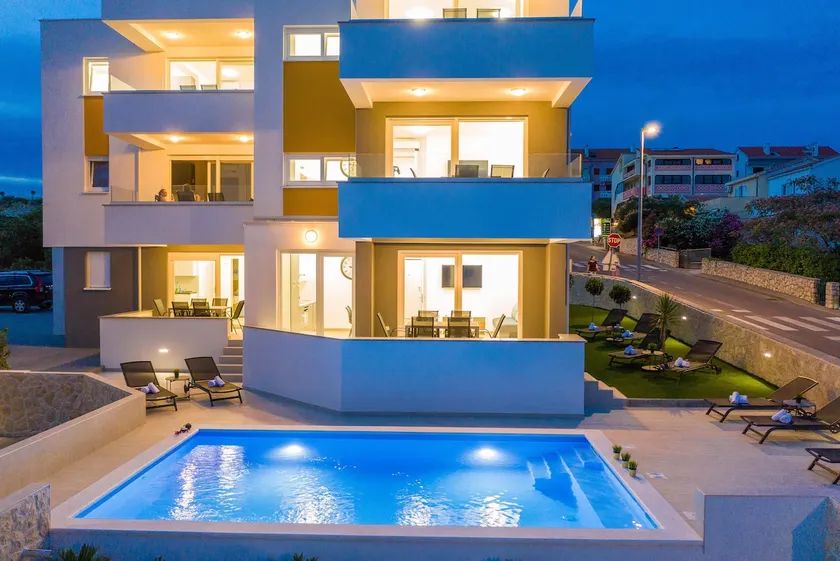 Pool Apartments Banta B - Image 1