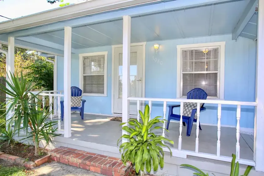 Charming Winter Park Fully Furnished & Pet Friendly Farmhouse Bungalow - Image 1