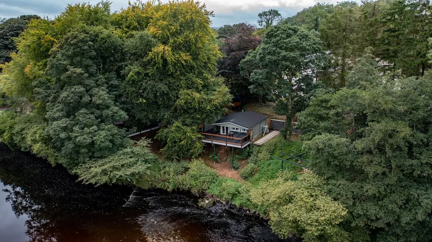 Luxury Lodge with Private Hot Tub - Image 1
