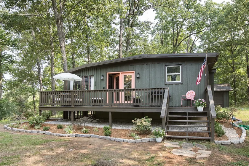 Well-Designed Wooded Cabin near lake and hiking - Image 1