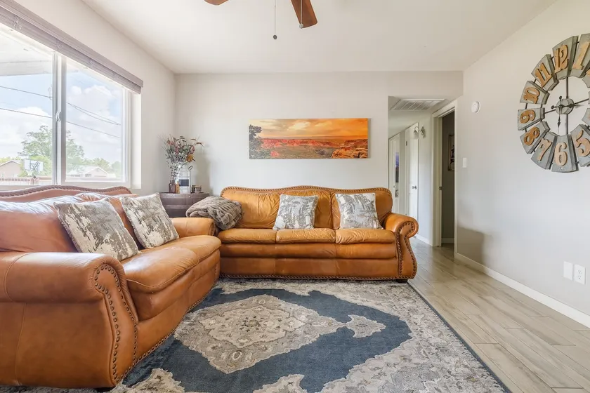 Cheerful 2 bedroom farm house w/country atmosphere - Image 1