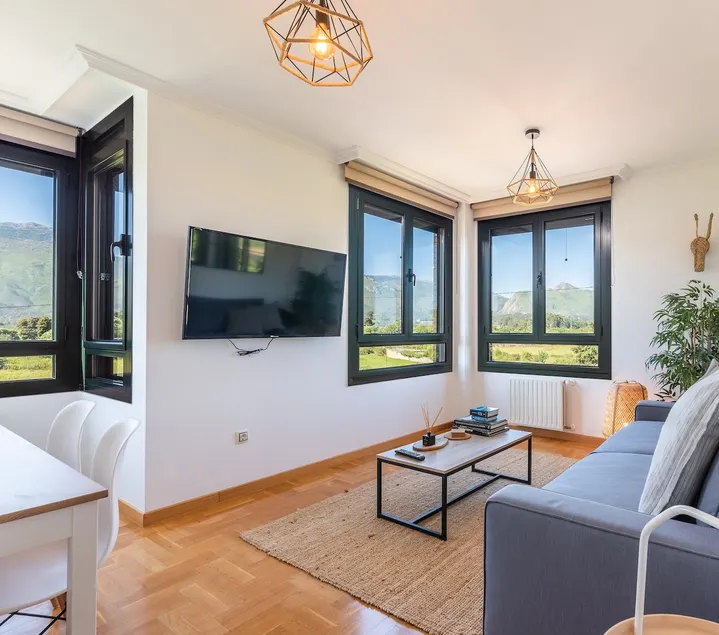 Amazing views, 2 bathrooms, elevator, 7 min downtown - Image 1