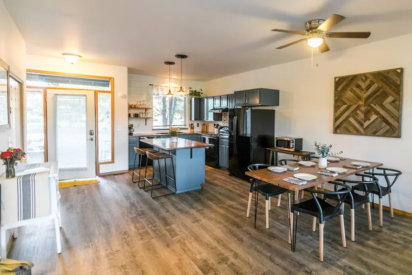 Updated Eagle Crest Townhouse with resort amenities. Family friendly. Pond view! - Image 1