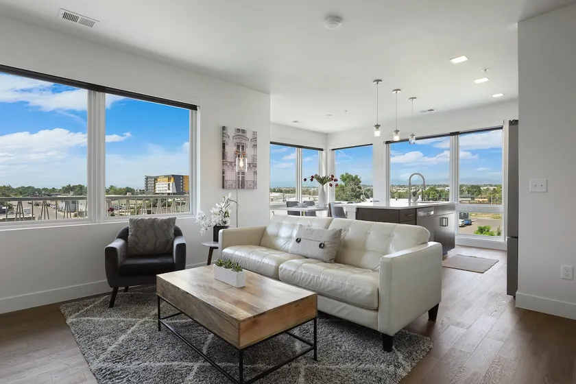 Sophisticated 2 bed/2 bath condo in South Broadway - Image 1