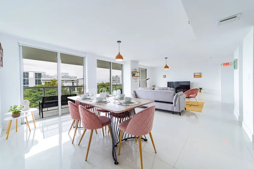 Exclusive 2BR Apt Pool Jacuzzi Walk to Shops - Image 1
