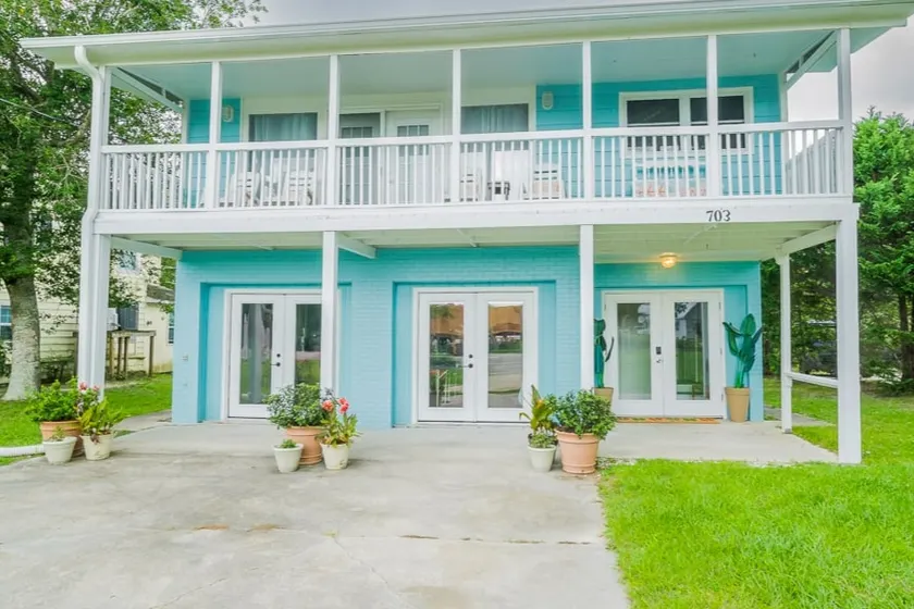 Pet-friendly* Walk Everywhere* Southport* Gameroom* Sleeps 10 - Image 1