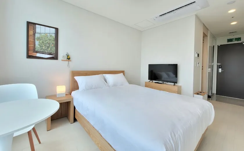 [Queen Bedroom Standard Long Stay Special Discount] Moonlight Stay Songdo's Charming Residence - Image 1