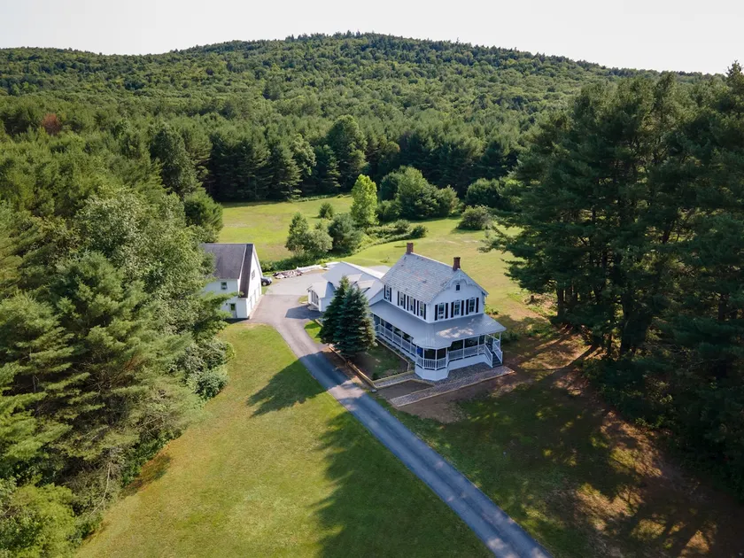 Sleeps 24+! Disc Golf, 4-Acre Yard, Unique Estate - Image 1