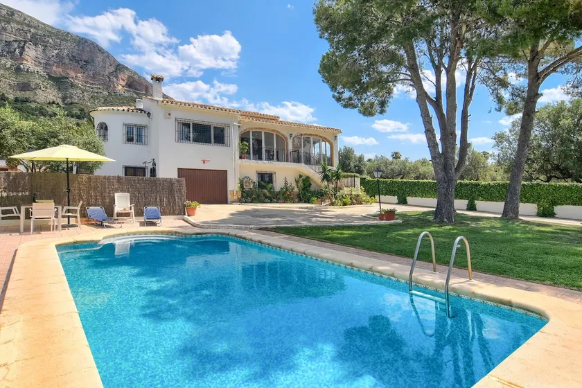 A villa (ground floor) with a swimming pool and tennis court. - Image 1